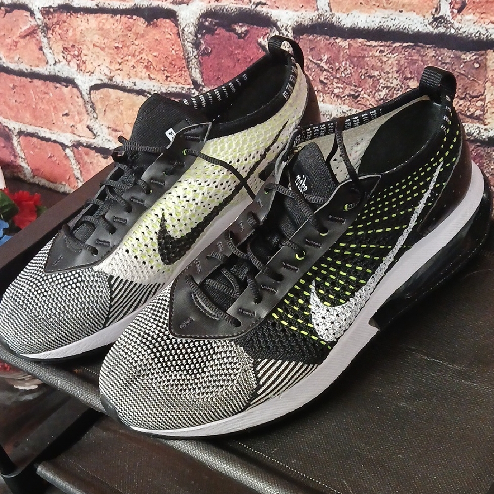 Nike Men's Black, White, and Green Sneakers